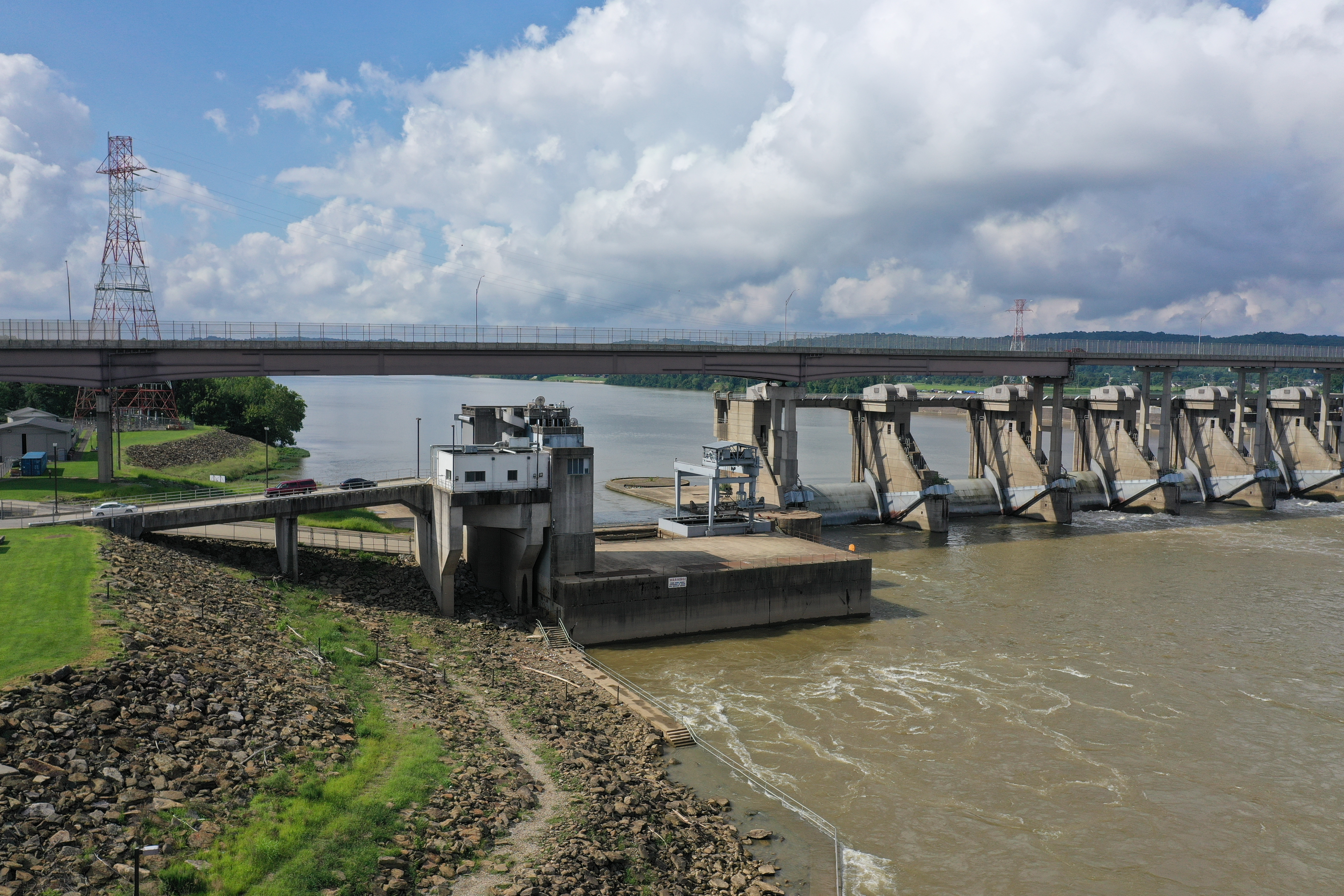 The Greenup Hydroelectric Plant near Portsmouth, Ohio. Photo courtesy American Municipal Power. 