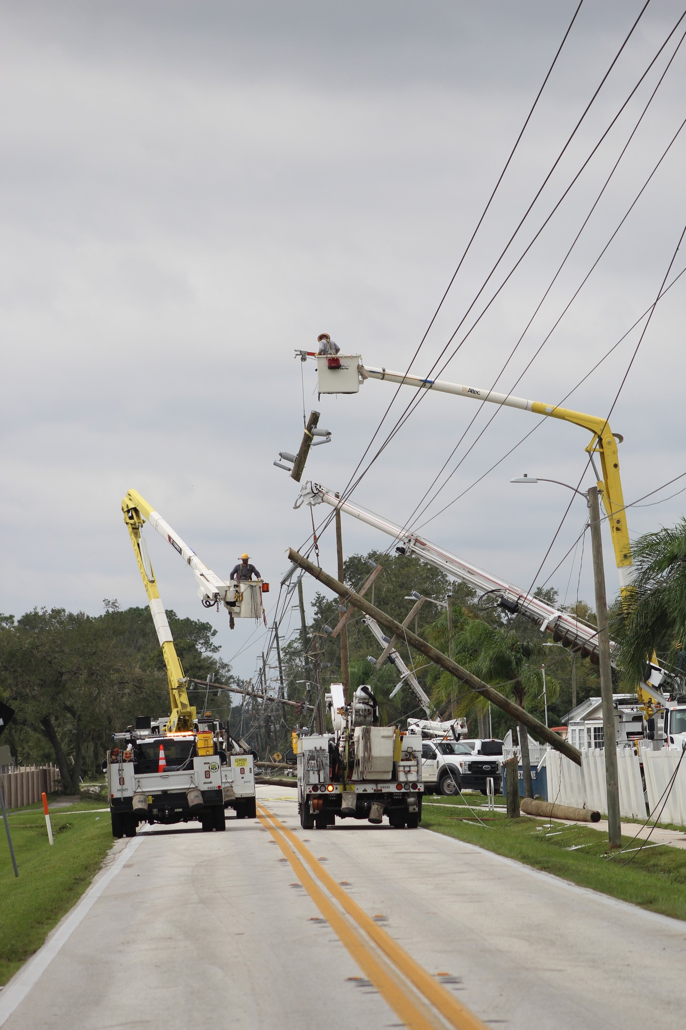 Lakeland electric crews during storm restoration. Photo courtesy Florida Municipal Electric Association